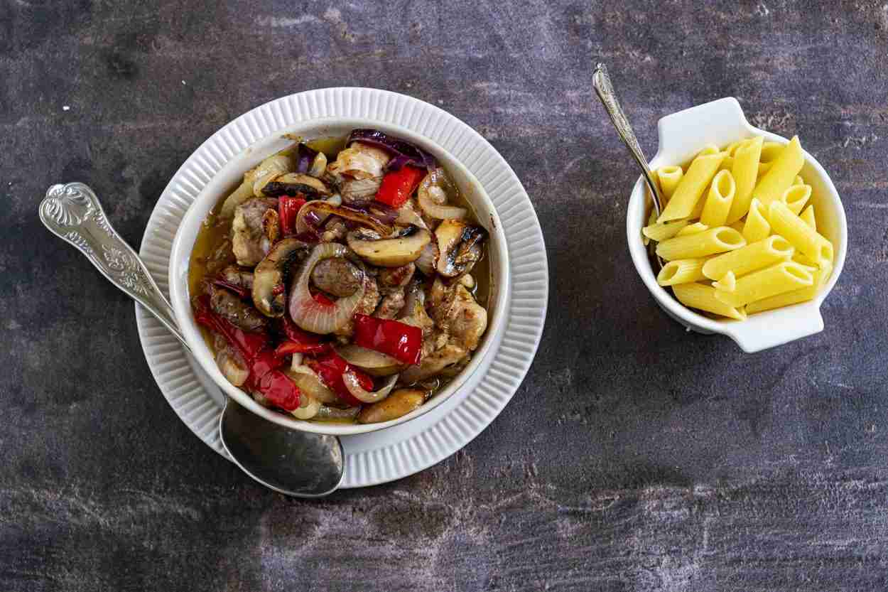 Gemengde sla met kippendijen