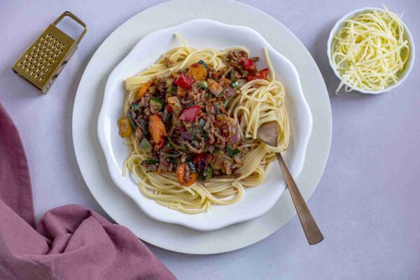 breng op smaak met de kruiden|Spaghetti met rode saus van het huis|Spaghetti met rode saus van het huis