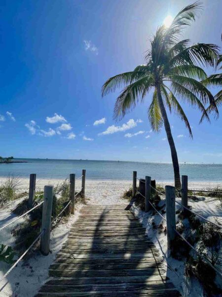 zo’n 2173 kilometer|Een imposante witte vuurtoren gelegen in het Bill Bags State Park|Key Biscane|Everglades|Het park werd in 1979 door UNESCO op de Werelderfgoedlijst|‘Venetië van Florida’|Fort Lauderdale staat bekend om haar mooie uitgestrekte stranden|Fort Lauderdale|Key West|De Everglades is een natuurgebied in de het zuidwesten van Florida|uitgestrekt wit strand|De ‘Sunshine State’ oftewel Florida
